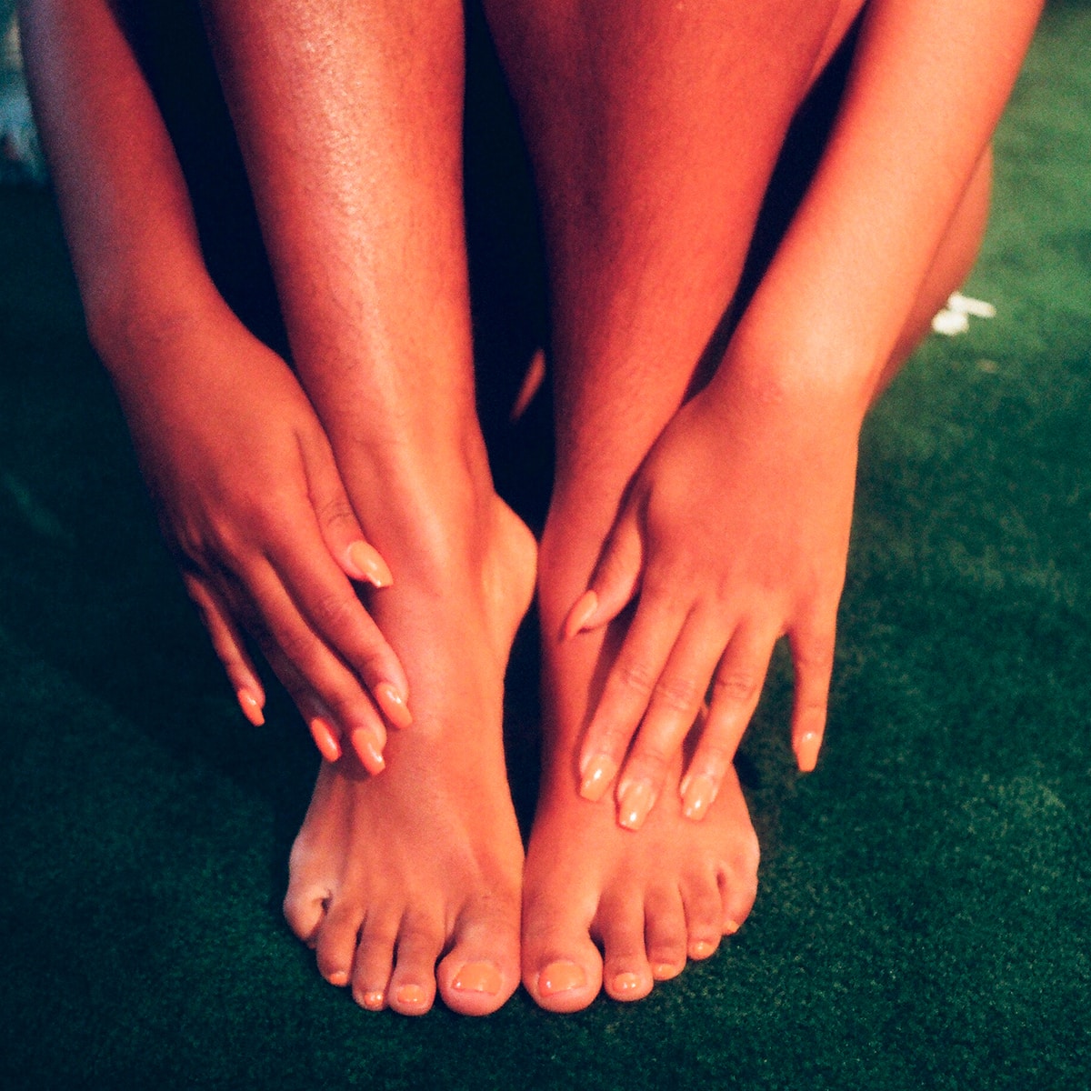 Photo par Billie person's feet and hands